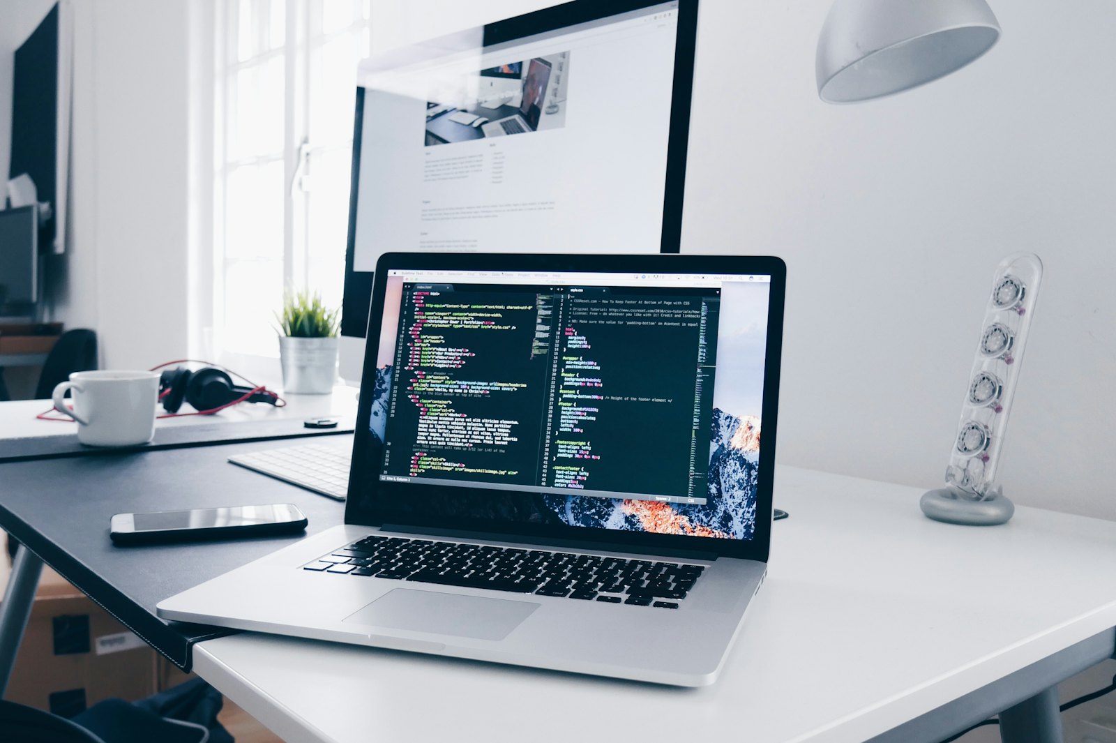 Notebook com código aberto sobre a mesa de trabalho